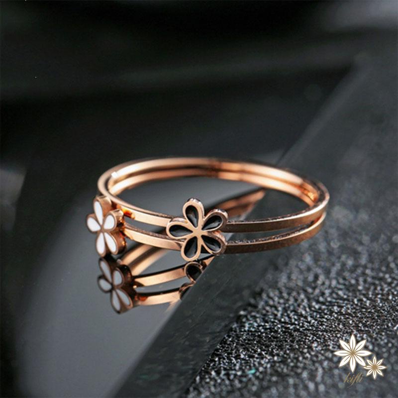 【kifli】Nhẫn Titan Hình Hoa Cúc Nhỏ Màu Trắng Đen Cá Tính Phong Cách Hàn Quốc