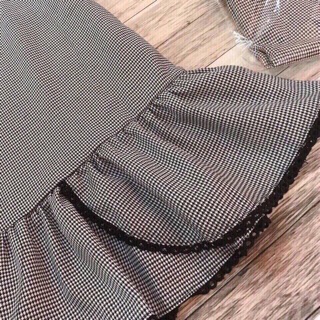 Váy đuôi cá, cổ ren, đính ong