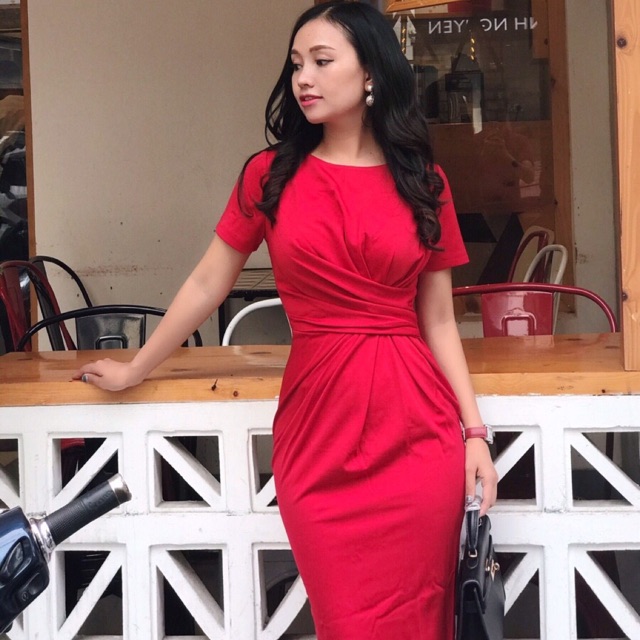 Váy body xoắn eo