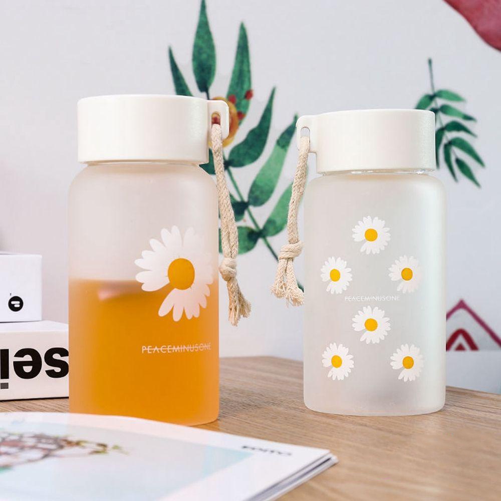 1 Bình Nước Nhựa Họa Tiết Hoa Cúc Nhỏ Sáng Tạo Có Dây Đeo Chống Rò Rỉ
