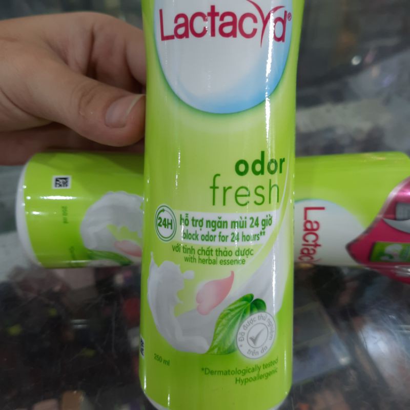 Dung dịch vệ sinh phụ nữ Lactacyd ngày dài tươi mát 250ml