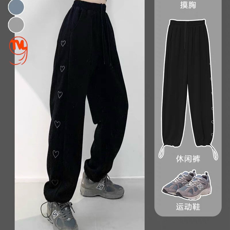 Quần jogger nữ cạnh tim, quần dài nữ in hình trài tim bên hông chất liệu Umi cao cấp mềm mại phong cách thể thao.