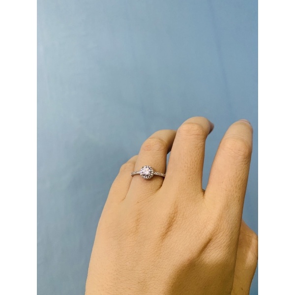 Nhẫn nhỏ 1 hàng đá ôm 1 viên chủ 4-5ly bạc thật phủ vàng trắng