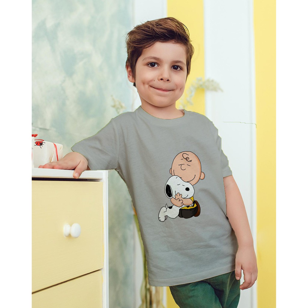 Áo thun Trẻ em in hình Charlie Brown ôm Snoopy Cotton Thun - Dẽ Thương