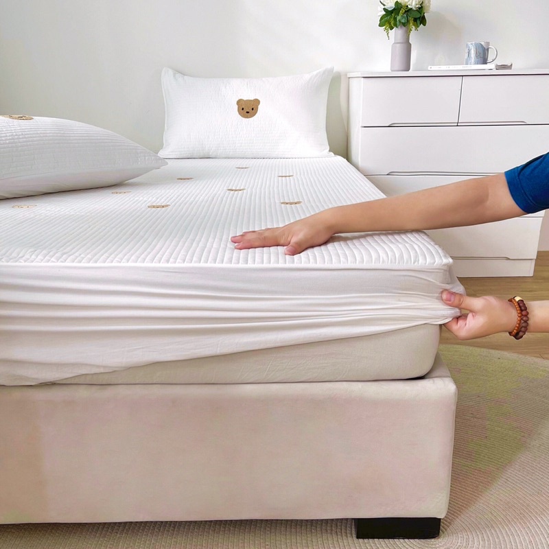 Bộ ga giường, ga giường trần bông thêu gấu chất COTTON LINEN cao cấp, trần dày, hình thêu siêu nét - BỐN MÙA BEDDING