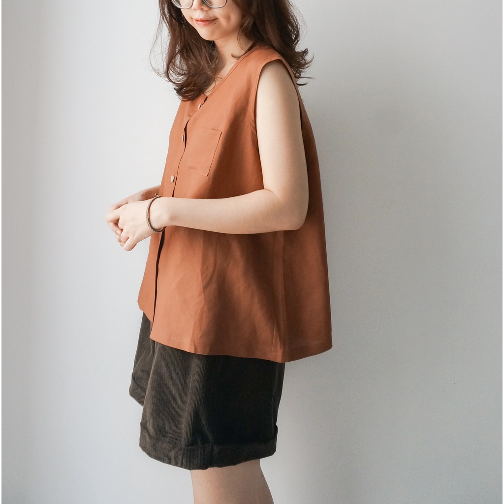 Áo sát nách hàng cúc trước