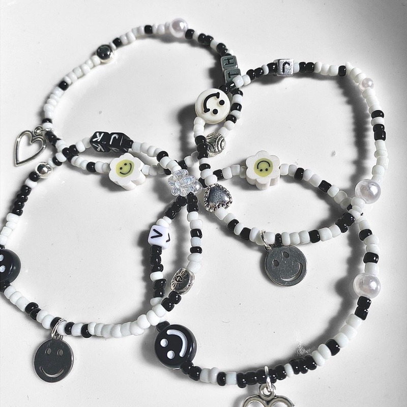 Vòng tay hạt đen trắng