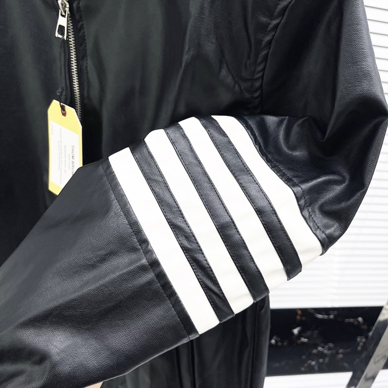 Áo khoác da nam Thom Browne bomber jacket thêu 4 sọc trắng tay lót gió bo chun dày dặn sang trọng