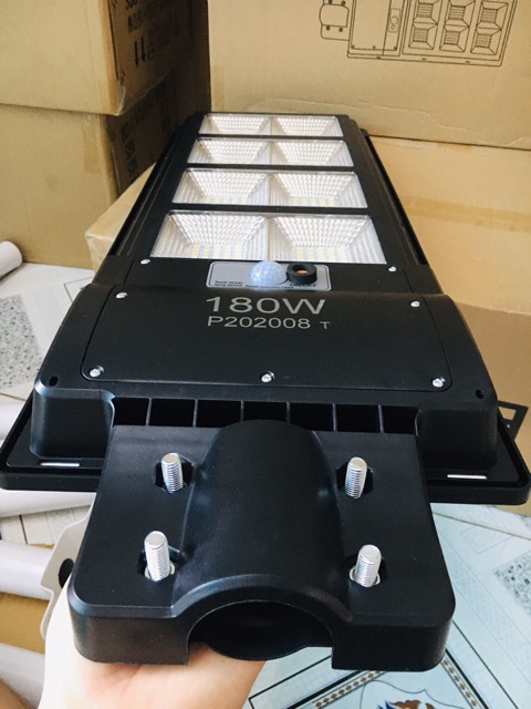 Đèn năng lượng mặt trời liền thể 180W , 2 chế độ sáng tự động , remote điều chỉnh sáng liên tục | BigBuy360 - bigbuy360.vn