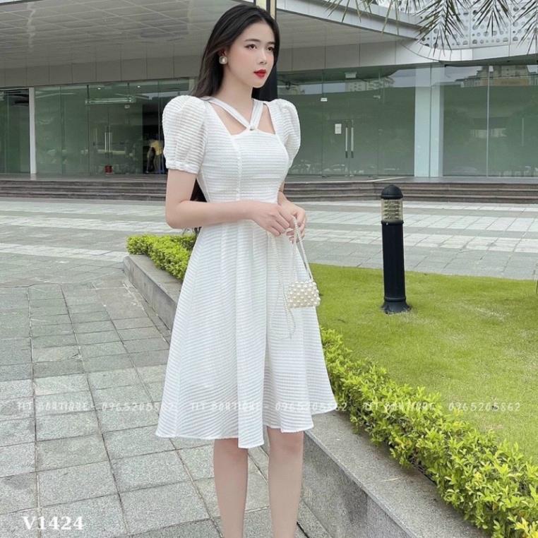 Đầm kẻ ô cổ vuông dây quai ngực tay phồng 2 màui