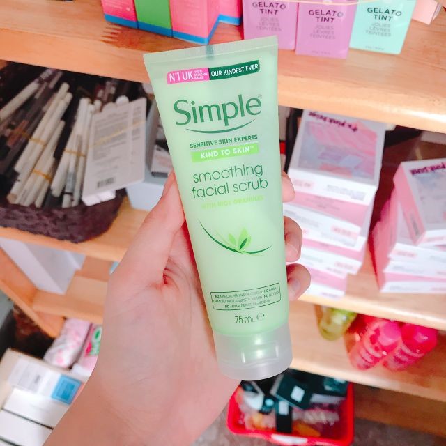 Sữa Rửa Mặt Tẩy Da Chết Simple Kind To Skin Smoothing Facial Scrub 75ml