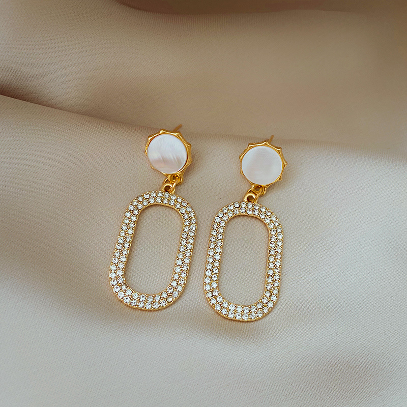 Khuyên Tai Nhiều Kiểu Dáng Độc Đáo Tùy Chọn