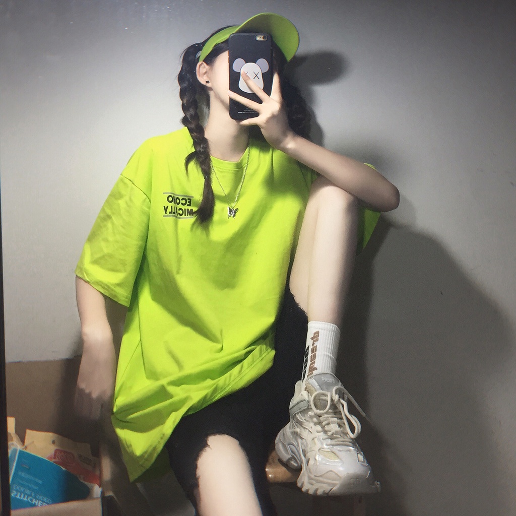 Áo thun tay ngắn màu xanh lá dạ quang in chữ thời trang mùa hè cho nữ