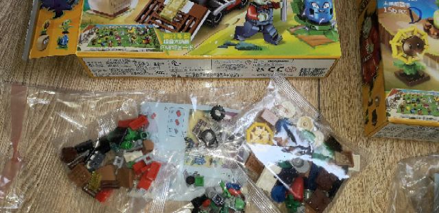 Lắp ráp 1 hộp LegoZoombee 90060 có nhiều chi tiết bằng nhựa ABS