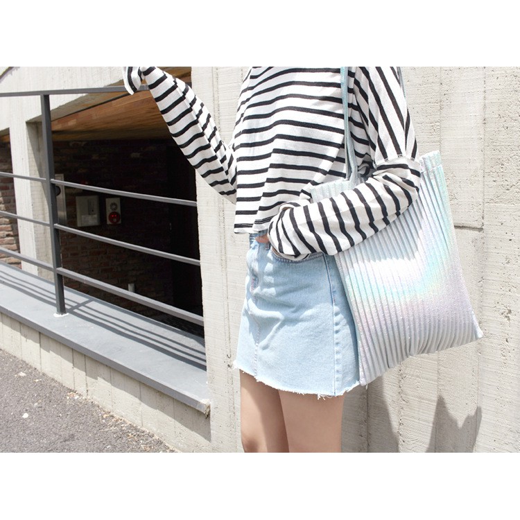 Áo thun màu đen và trắng sọc ngang dài tay áo phông mùa xuân và mùa thu.