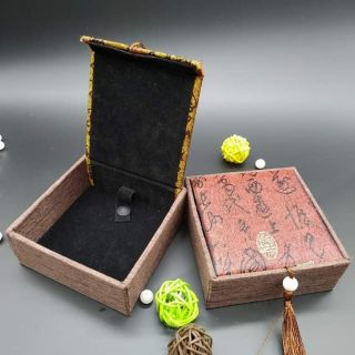 Hộp gấm đựng vòng