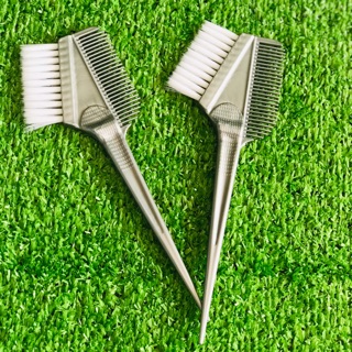 Chổi lược nhuộm tóc vào thuốc hoá chất uốn ép