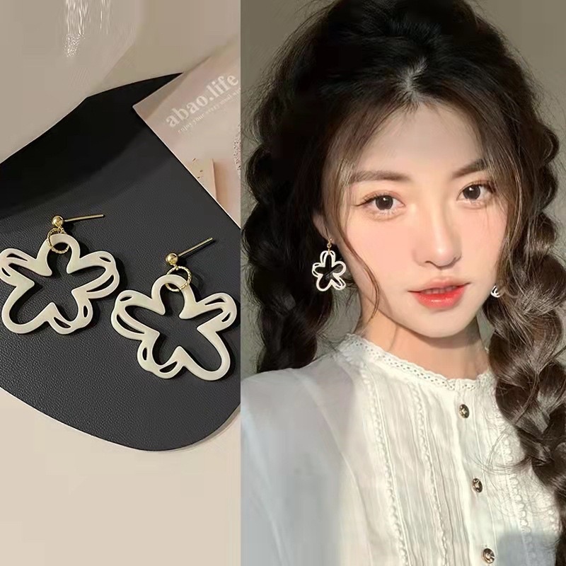 Khuyên tai đi biển màu trắng nữ thanh lịch, bông tai hình hoa sao cao cấp - Nerissa accessories