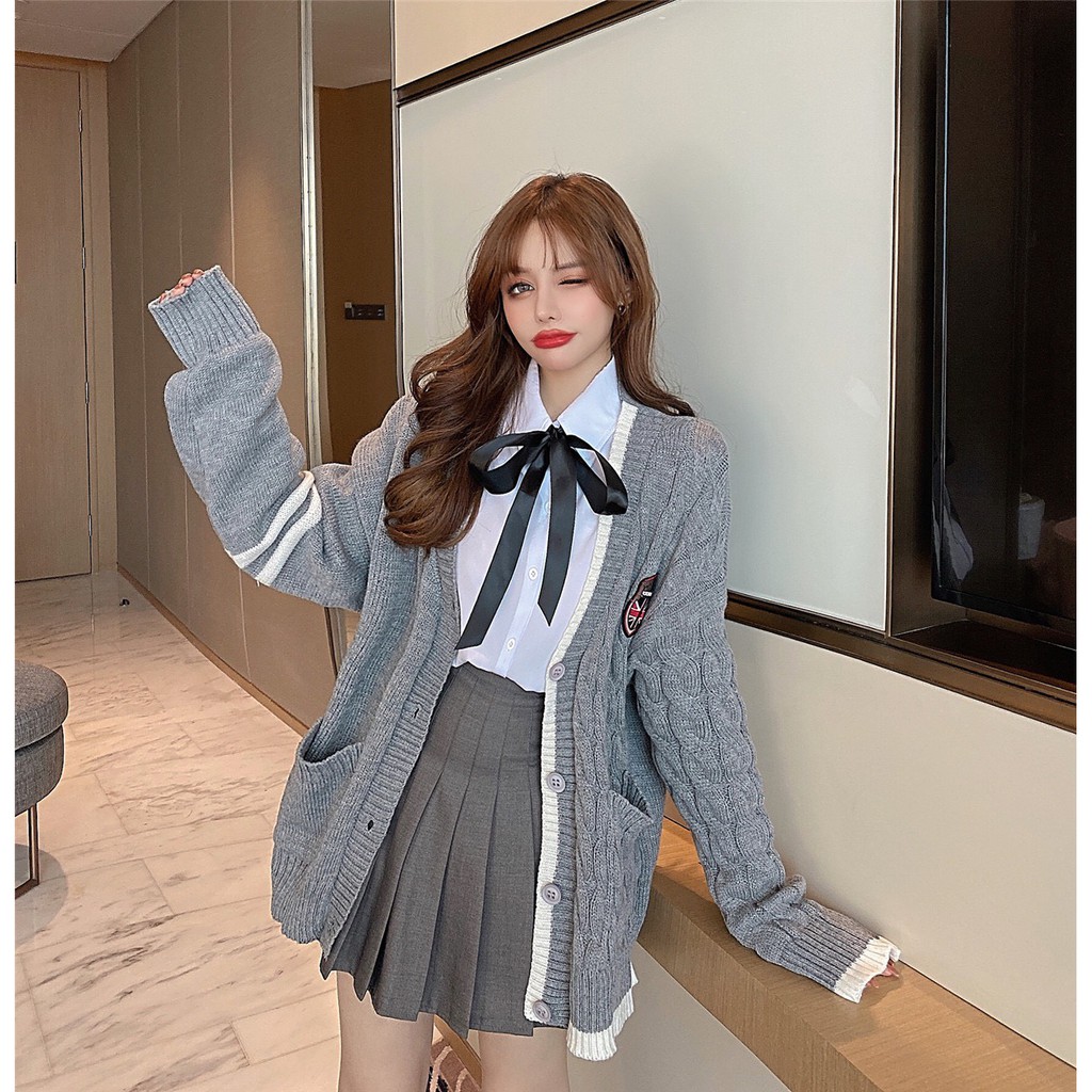 Áo khoác cadigan len xám huy hiệu siêu đẹp | BigBuy360 - bigbuy360.vn