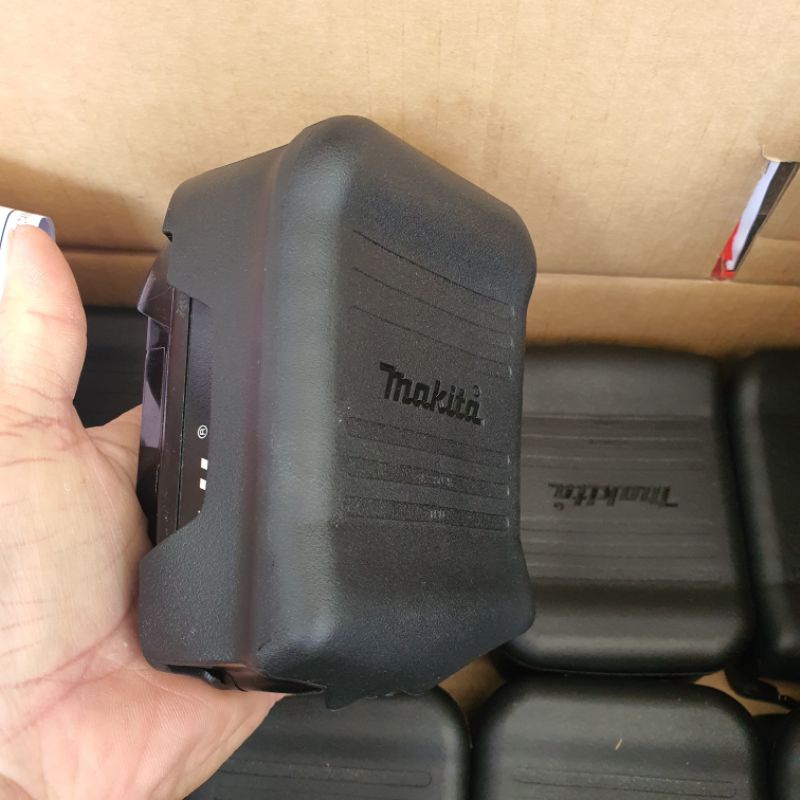 ỐP NHỰA BẢO VỆ PIN MAKITA 18V. HÀNG CHÍNH HÃNG