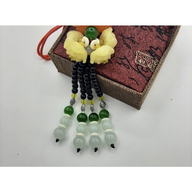 Dây phật treo gương ô tô mang lại bình an."