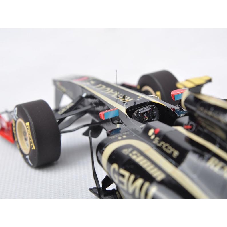 Bộ kit mô hình giấy 3D xe Lotus R31 F1 Racing Car