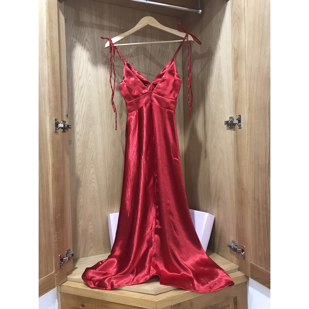 Váy 2 dây EMWEAR lụa satin Màu đỏ tươi