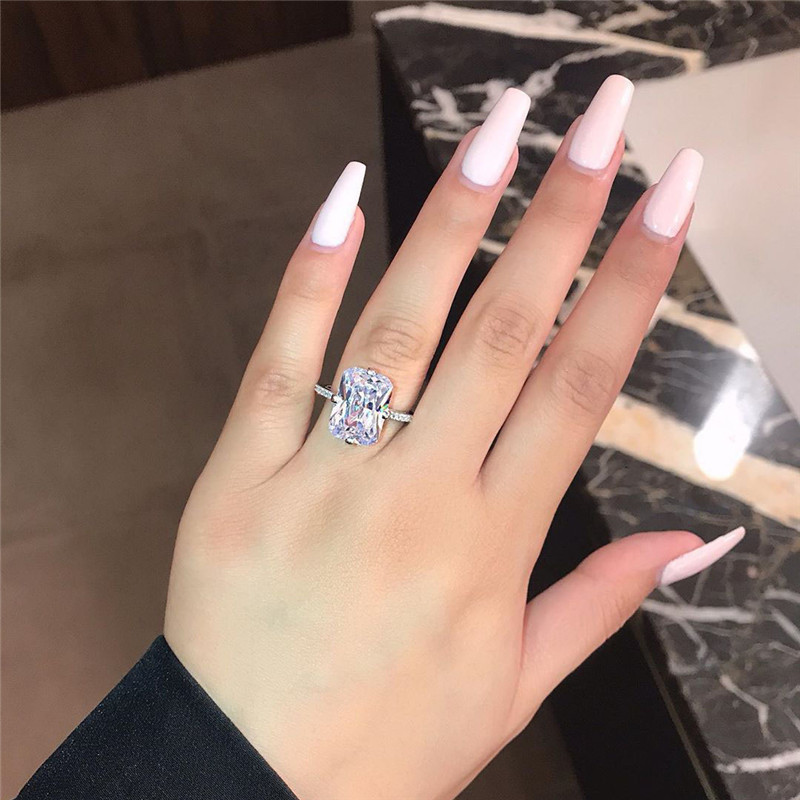 Nhẫn Cưới Mặt Vuông Đính Hạt Kim Cương Sang Trọng