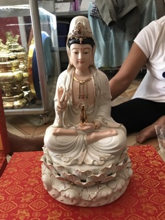 Tượng quan âm ngồi đài sen sứ