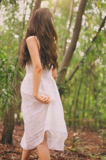 Đầm trắng hai dây dáng xoè