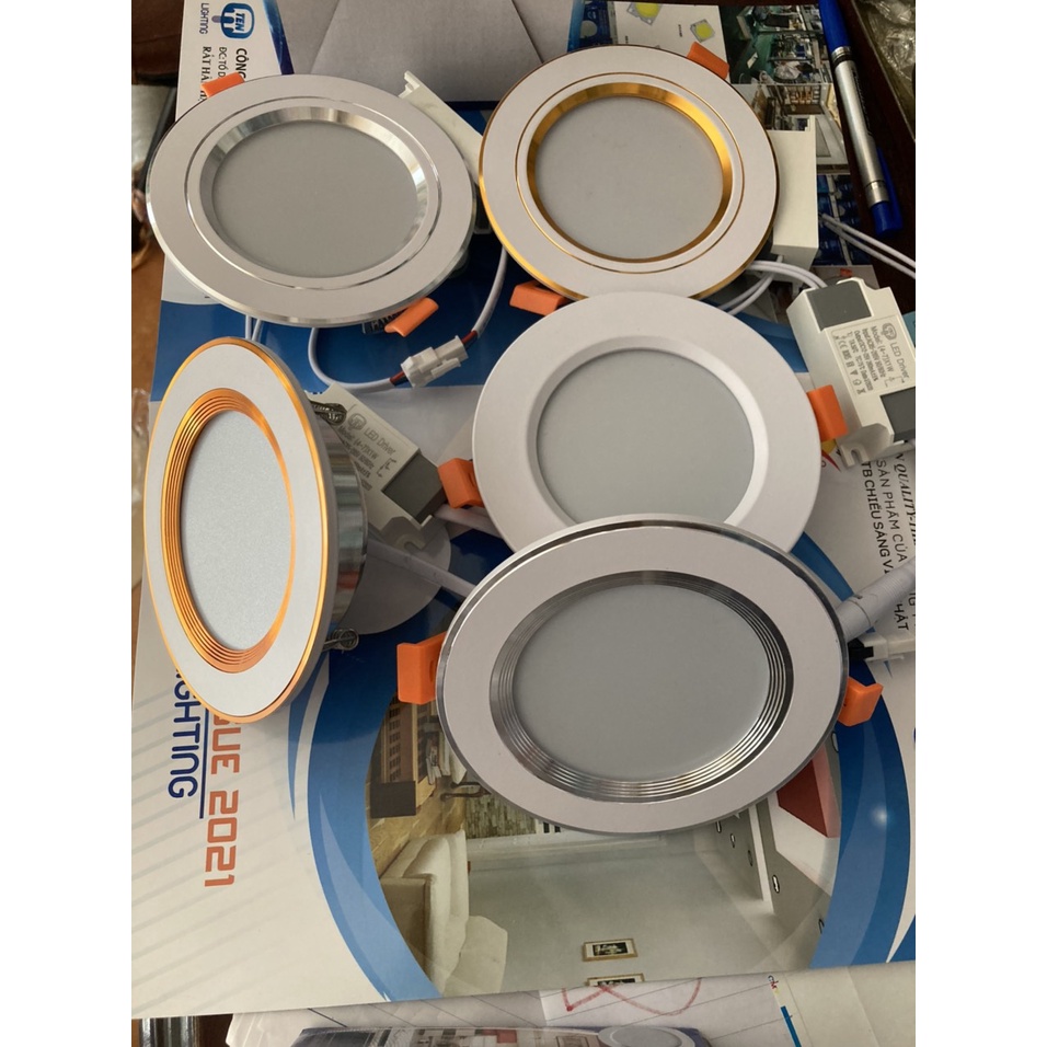 Đèn led âm trần viền trắng đế Đúc