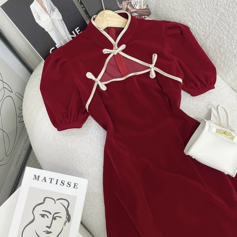 Đầm Nhung Đỏ Cổ Tàu Cut-out Ngực