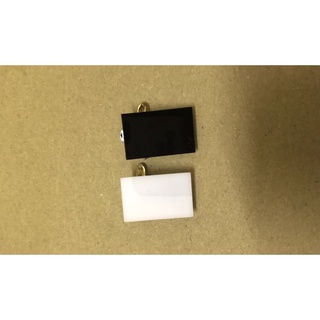 kẹp đeo tang mica trắng đen