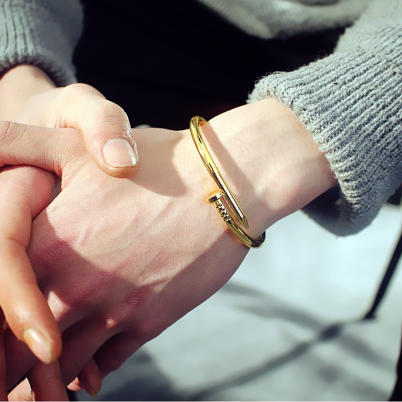 Vòng đeo tay unisex hình đinh nhiều màu