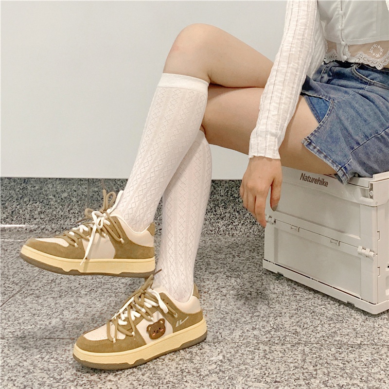 Giày sneaker IELGY in họa tiết gấu thắt dây thời trang