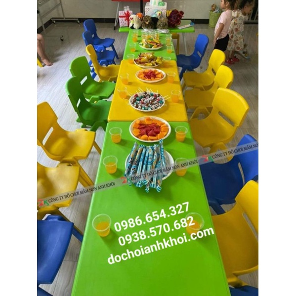 Ghế nhựa đúc 4 màu cho bé giá rẻ cty Anh Khôi, ko đặt chung đơn với bàn chân gấp vì cồng kềnh ko đi dc ạ