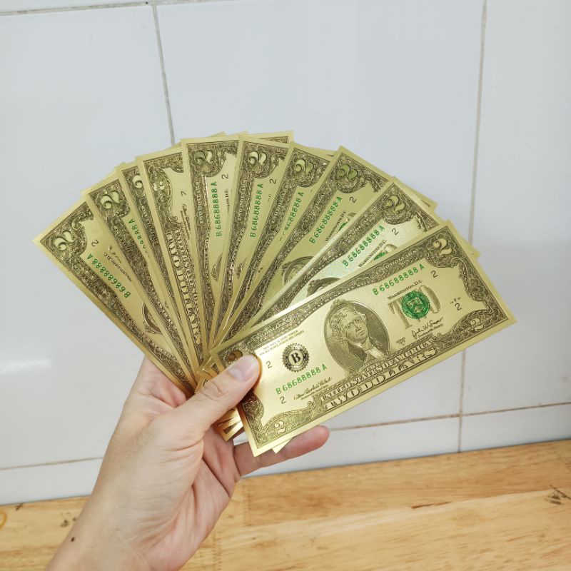 Tờ hai đô nhựa vàng ánh kim làm quà lì xì may mắn