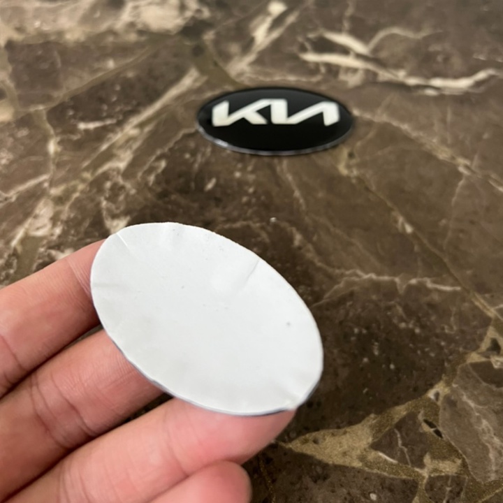 01 CHIẾC Logo biểu tượng vô lăng xe ô tô Kia ( KIỂU DÁNG MỚI )