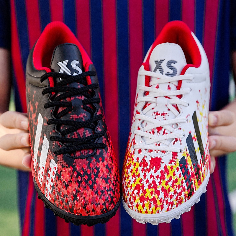 【Tặng tất bóng đá miễn phí】Giày đá bóng nam / nữ ngoài trời vải PU, đế cao su, chống trơn trượt, thấm sốc, bền, mềm và không thấm nước Size 35-46