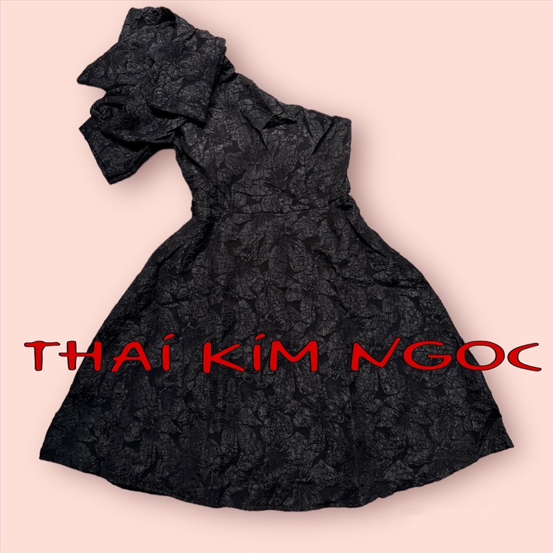 Đầm dự tiệc lệch vai gấm nơ to