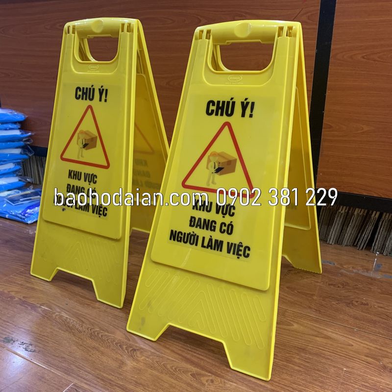 Biển cảnh báo khu vực đang có người làm việc chữ A gấp gọn