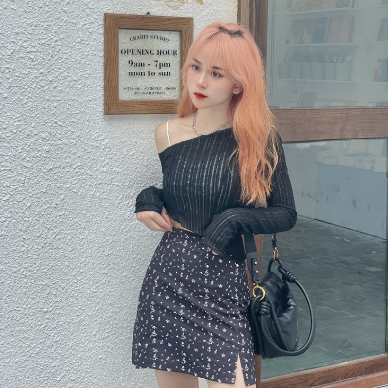 Chân váy hoa nhí đen mini skirt xinh xắn xẻ đùi.