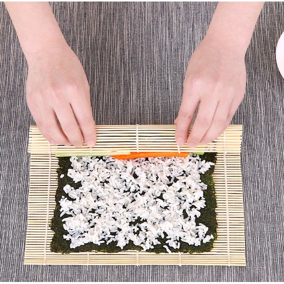 Chiếu cuộn sushi bằng tre size 23*24cm tiện dụng