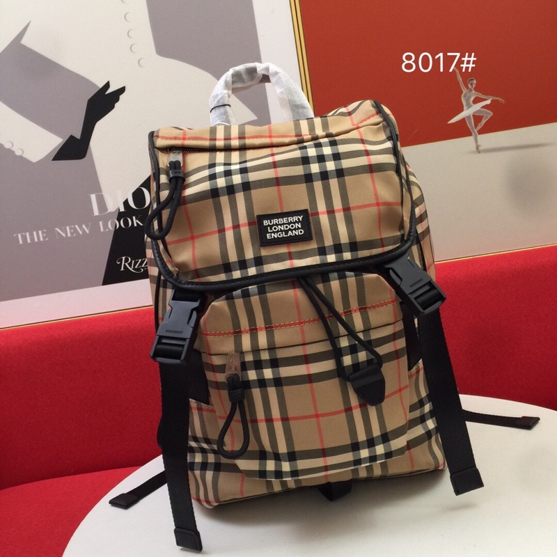balo nam mới nhất, được làm từ chất liệu vải nylon bền vững. Được trang trí bằng logo thương hiệu làm mới burberry bbr