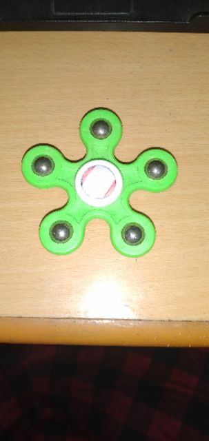 Spiner màu xanh lá cây nhựa chất lượng cao ( đã bị vẽ lên bằng bút bi xanh và đỏ )