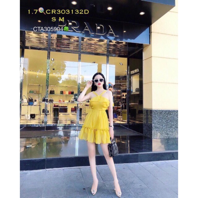 Đầm xoè voan cổ yếm