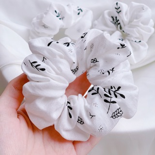 Cột tóc scrunchies lá dài nền trắng