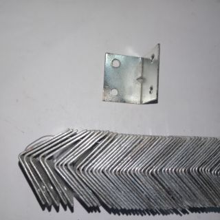 Ke góc vuông đều 4 lỗ - 60c/sâu.