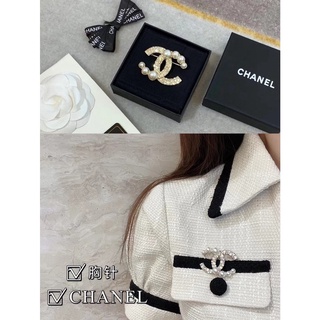 Ghim cài áo chanel hình chữ C đính đá và ngọc trai sang trọng