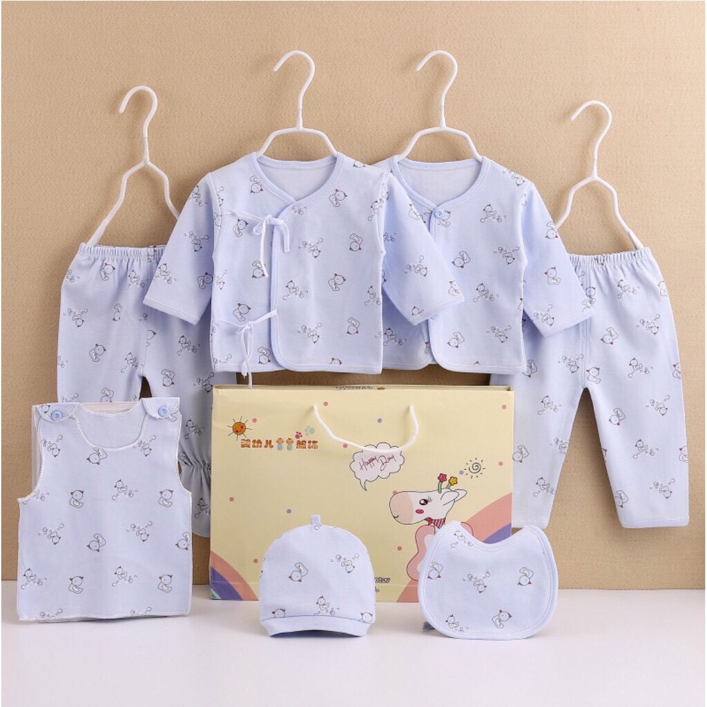 Set sơ sinh 7 chi tiết mẫu vịt con làm quà tặng cho bé.